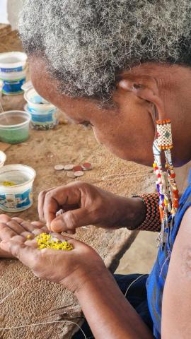 Kabila-Mujeres en Kenia elaboran las fichas artesanalmente