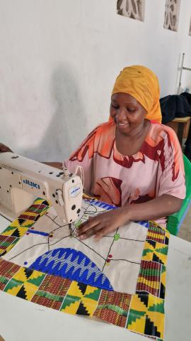 Kabila-Mujeres en Kenia elaboran el tablero con tejidos locales