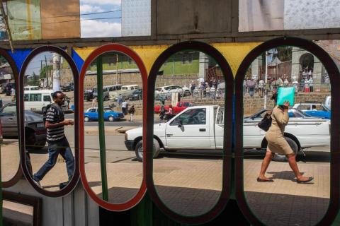 Mirarse en el espejo. addis abeba, etiopía 2014.