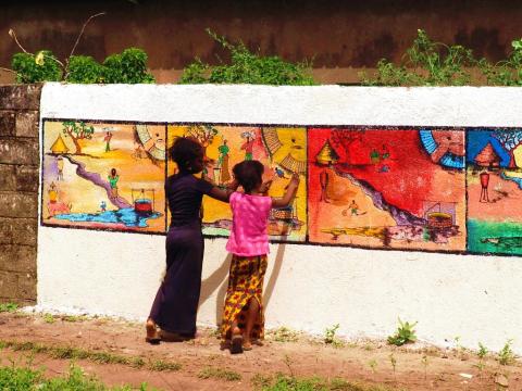 Niñas en mural