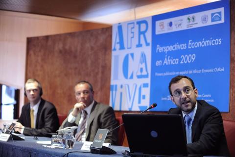 3. Imagen de la intervención de José Gijón, Economista Jefe para África y Oriente Medio del Centro de Desarrollo de la OCDE durante la presentación del Informe Perspectivas Económicas en África, 2009 en Casa África
