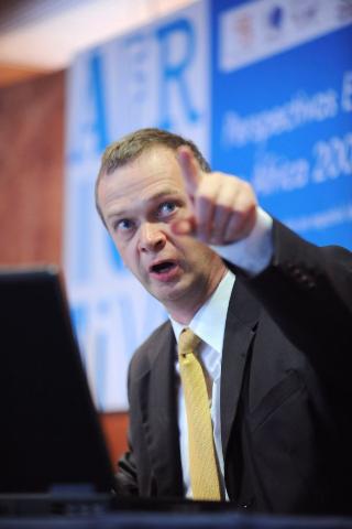 15. Imagen de Peter Walkenhorst, Jefe de la División de Investigación del Departamento de Estudios de Desarrollo del Banco Africano del Desarrollo en la presentación del informe de Casa África