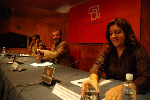 - Presentación del III Encuentro sobre Biblioteconomía en Casa África por Ricardo Martínez Vázquez -Director General de Casa África- y por Helen Asamoah-Hassan representante de la IFLA en África, Sudáfrica