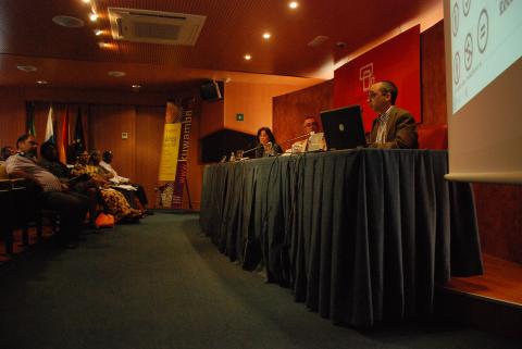 - Presentación e intervenciones de la Mesa sobre Bibliotecas Digitales y sobre Propiedad Intelectual, III Encuentro sobre Biblioteconomía en Casa África