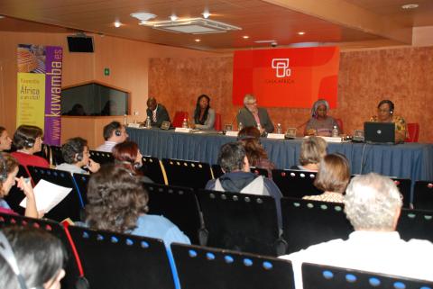 - Presentación e intervenciones de la Mesa sobre Bibliotecas y Cooperación en el III Encuentro sobre Biblioteconomía en Casa África