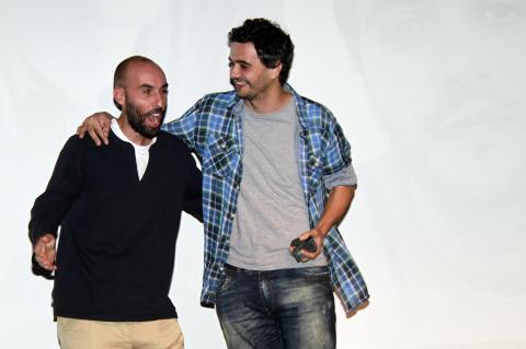 6. David Baute (co director de MiradasDoc) entre el Premio Canal + a Enric Bach