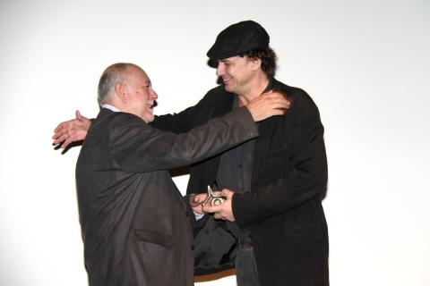 39. Rolando Díaz (co director de MiradasDoc) entrega el Premio Mirada Personal 2011 a José Luis Guerín