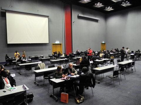 24. Mesas de negociaciones en INVESTOUR 2012