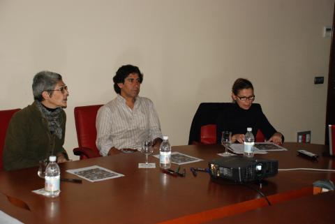 1. De izq. a dere. jurado del II Concurso Objetivo África: Cristina R. Court - responsable del Laboratorio de Investigación del Centro Atlántico de Arte Moderno -, Arcadio Suárez - fotógrafo -, Teresa Correa - artista y antropofotógrafa -