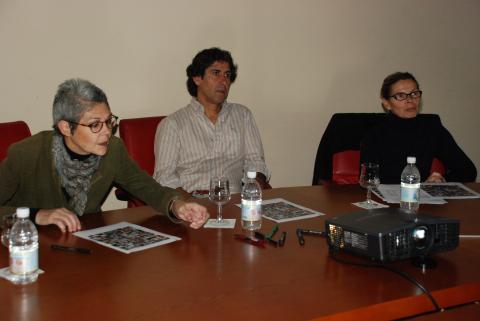 2. De izq. a dere. jurado del II Concurso Objetivo África: Cristina R. Court - responsable del Laboratorio de Investigación del Centro Atlántico de Arte Moderno -, Arcadio Suárez - fotógrafo -, Teresa Correa - artista y antropofotógrafa -
