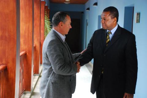 1. Recepción al alcalde de Mindelo (Cabo Verde), D. Augusto César, por Luis Padilla -Secretario General de Casa África-