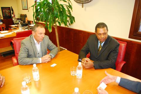 2. Recepción al alcalde de Mindelo (Cabo Verde), D. Augusto César, por Luis Padilla -Secretario General de Casa África-