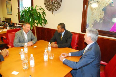 3. De izq. a der.: Luis Padilla -Secretario General de Casa África-, D. Augusto César -alcalde de Mindelo- y Juan Cárdenes -Cónsul Honorario de Cabo Verde en Las Palmas de Gran Canaria