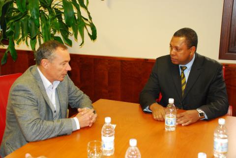 De izq. a der.: Luis Padilla -Secretario General de Casa África-, y D. Augusto César -alcalde de Mindelo-