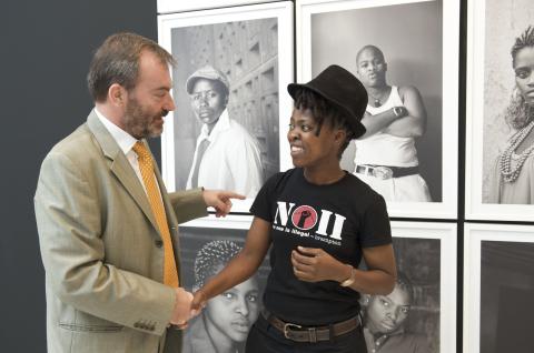 18. Zanele Muholi con Ricardo Martínez Vázquez -Director General de Casa África-