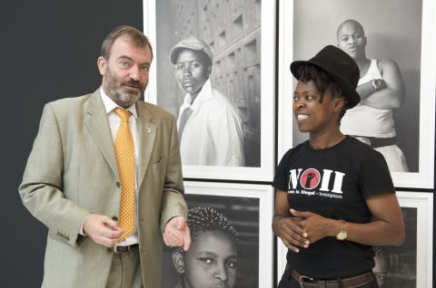 19. Zanele Muholi con Ricardo Martínez Vázquez -Director General de Casa África-