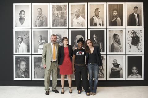 21. De izq. a der.: Ricardo Martínez -Director General de Casa África-, Sandra Maunac y Mónica Santos -Comisarias de la exposición- y Zanele Muholi en Casa África