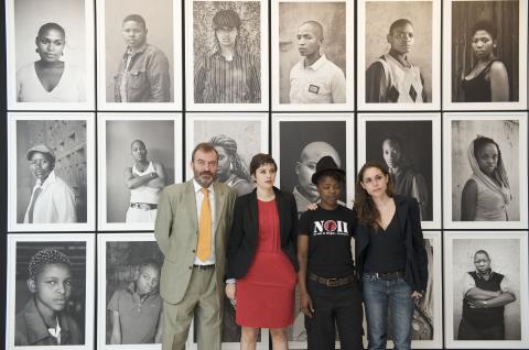 22. De izq. a der.: Ricardo Martínez -Director General de Casa África-, Sandra Maunac y Mónica Santos -Comisarias de la exposición- y Zanele Muholi en Casa África