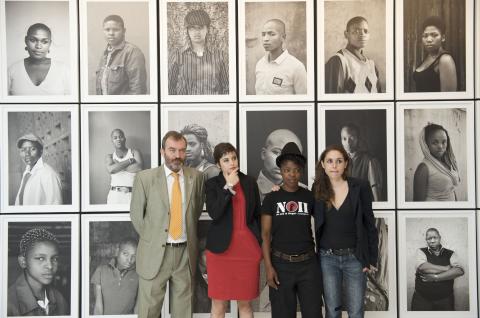 23. De izq. a der.: Ricardo Martínez -Director General de Casa África-, Sandra Maunac y Mónica Santos -Comisarias de la exposición- y Zanele Muholi en Casa África