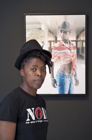 25. Zanele Muholi con Ricardo Martínez Vázquez -Director General de Casa África-