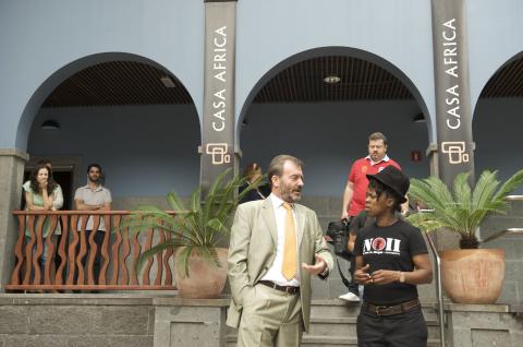 26. Zanele Muholi con Ricardo Martínez Vázquez -Director General de Casa África-