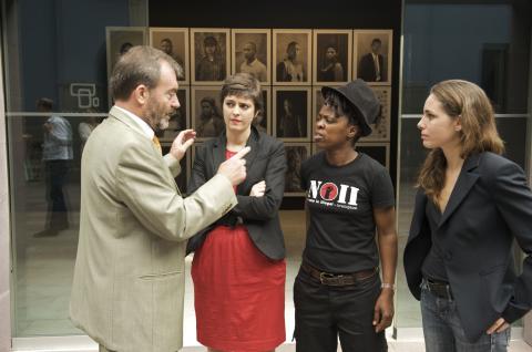 28. De izq. a der.: Ricardo Martínez -Director General de Casa África-, Sandra Maunac y Mónica Santos -Comisarias de la exposición- y Zanele Muholi en Casa África