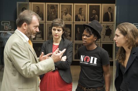29. De izq. a der.: Ricardo Martínez -Director General de Casa África-, Sandra Maunac y Mónica Santos -Comisarias de la exposición- y Zanele Muholi en Casa África