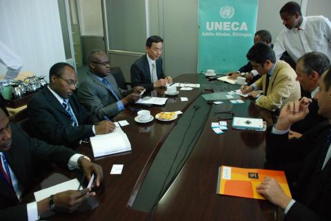 3. Reuniones de Casa África, representada por Luis Padilla - Secretario General -, en la UNECA junto con el embajador de España en Etiopía, Miguel Fernández-Palacios