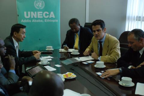 5. Reuniones de Casa África, representada por Luis Padilla - Secretario General -, en la UNECA junto con el embajador de España en Etiopía, Miguel Fernández-Palacios