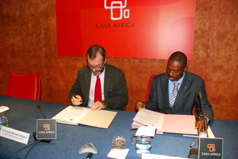 1. Ricardo Martínez Vázquez -Director General de Casa África- y Jude Omoregie -Presidente de la Federación de Asociaciones Africanas en Canarias (FAAC)- en la firma del convenio de colaboración