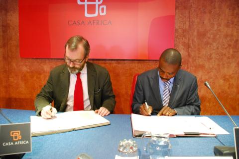 2. Ricardo Martínez Vázquez -Director General de Casa África- y Jude Omoregie -Presidente de la Federación de Asociaciones Africanas en Canarias (FAAC)- en la firma del convenio de colaboración
