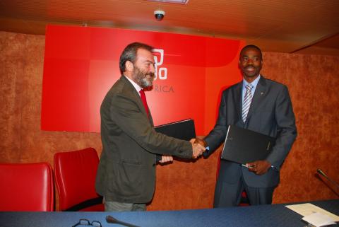 5. Ricardo Martínez Vázquez -Director General de Casa África- y Jude Omoregie -Presidente de la Federación de Asociaciones Africanas en Canarias (FAAC)- en la firma del convenio de colaboración y apoyo al equipo África Fútbol Club