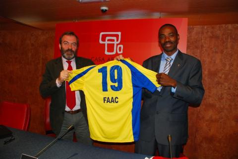 6. Ricardo Martínez Vázquez -Director General de Casa África- y Jude Omoregie -Presidente de la Federación de Asociaciones Africanas en Canarias (FAAC)- en la firma del convenio de colaboración y apoyo al equipo África Fútbol Club