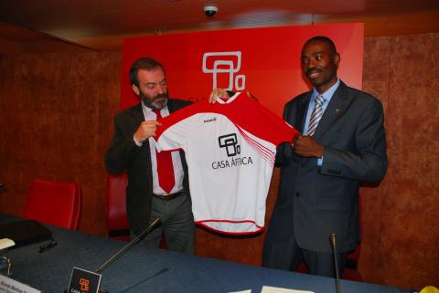 7. Ricardo Martínez Vázquez -Director General de Casa África- y Jude Omoregie -Presidente de la Federación de Asociaciones Africanas en Canarias (FAAC)- en la firma del convenio de colaboración y apoyo al equipo África Fútbol Club