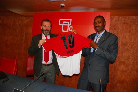 8. Ricardo Martínez Vázquez -Director General de Casa África- y Jude Omoregie -Presidente de la Federación de Asociaciones Africanas en Canarias (FAAC)- en la firma del convenio de colaboración y apoyo al equipo África Fútbol Club