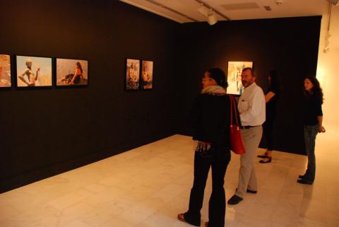 2. La directora de Greatmore Studios en Ciudad del Cabo, Kadiatou Diallo y Kate Tarratt, representante de Thupelo Workshops Cape Town y de Triangle Arts Trust en Londres en Casa África