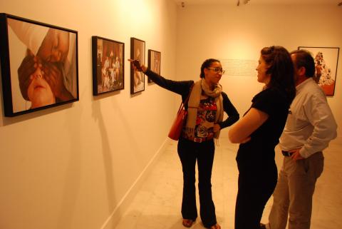 4. La directora de Greatmore Studios en Ciudad del Cabo, Kadiatou Diallo y Kate Tarratt, representante de Thupelo Workshops Cape Town y de Triangle Arts Trust en Londres en Casa África