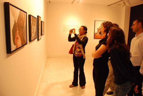 5. La directora de Greatmore Studios en Ciudad del Cabo, Kadiatou Diallo y Kate Tarratt, representante de Thupelo Workshops Cape Town y de Triangle Arts Trust en Londres en Casa África