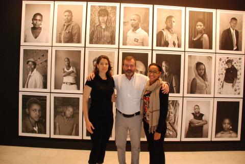 6. La directora de Greatmore Studios en Ciudad del Cabo, Kadiatou Diallo y Kate Tarratt, representante de Thupelo Workshops Cape Town y de Triangle Arts Trust en Londres con el Director General de Casa África Ricardo Martínez Vázquez