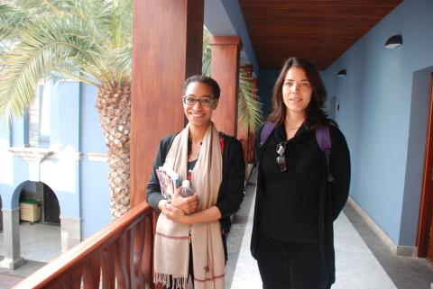 11. La directora de Greatmore Studios en Ciudad del Cabo, Kadiatou Diallo y Kate Tarratt, representante de Thupelo Workshops Cape Town y de Triangle Arts Trust en Londres en Casa África