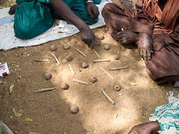 12. Segou. Hombres jugando