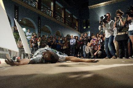 30. Imagen de la performance 'Posesión' en la inauguración de la exposición Gráffica en Casa África