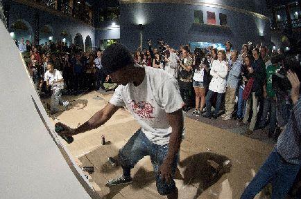 32. Imagen de la performance 'Posesión' en la inauguración de la exposición Gráffica en Casa África
