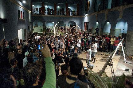 33. Imagen de la performance 'Posesión' en la inauguración de la exposición Gráffica en Casa África