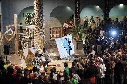 35. Imagen de la performance 'Posesión' en la inauguración de la exposición Gráffica en Casa África