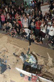 36. Imagen de la performance 'Posesión' en la inauguración de la exposición Gráffica en Casa África