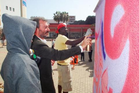 37. Ricardo Martínez - Director General de Casa África - durante la creación del Mural Desarrocio: Mural comunitario 'Urban Art en el Campus' en la Universidad de Las Palmas de Gran Canaria