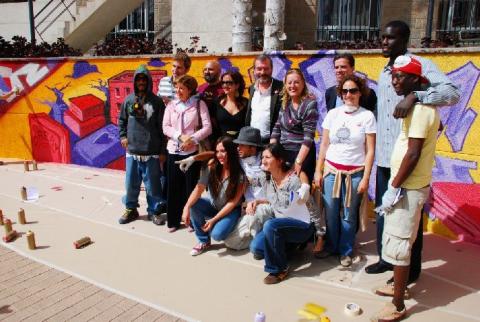 39. Foto del grupo participante en la creación del Mural Desarrocio: Mural comunitario 'Urban Art en el Campus' en la Universidad de Las Palmas de Gran Canaria