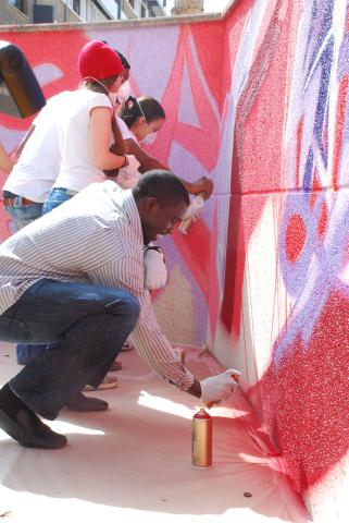 45. Sitapha Alfred Savané -jugador del CB Gran Canaria- participando en el Mural Desarrocio: Mural comunitario 'Urban Art en el Campus' en la Universidad de Las Palmas de Gran Canaria