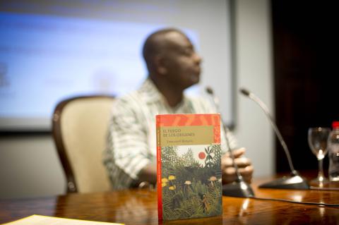 1. Imagen de Emmanuel Dongala en la presentación del libro El fuego de los orígenes, dentro del programa de Letras Africanas sobre literatura de Casa África